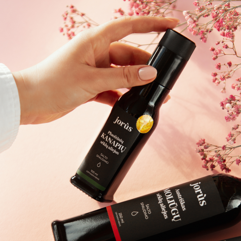 Kanapių aliejus šalto spaudimo.