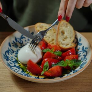 04-07-italiski-pomidorai-su-buratta-scaled.jpg